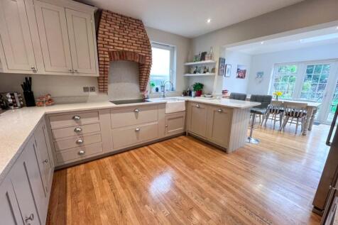 5 bed detached - Ember Lane, East Molesey, KT8 image 3