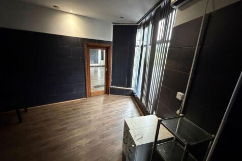 Retail Property (high street) to rent Image 7