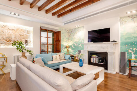 Stylish duplex with a lot of character and private parking space in the old town of Palma
