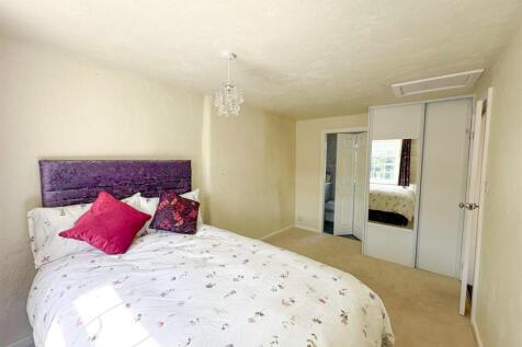 2 Bed Cottage, Keighley