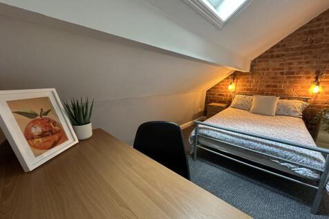 Ripon St // 4 Bed // SEPT 2027 photo 4