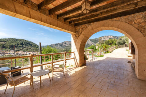 Covered entrance terrace