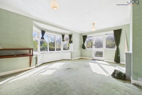 Living Room with bay windows, fireplace and access to the garden