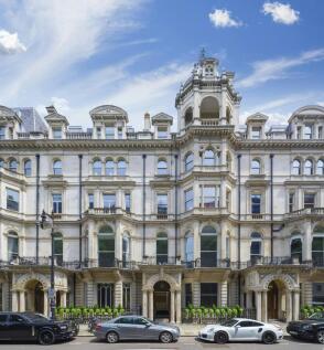 6 Chesterfield Gdns 3 Doorways 01.jpg