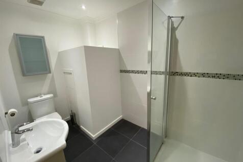 21 Independent Chapel shower room.jpg