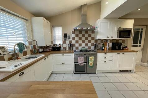 KITCHEN 18'6 x 9'4
