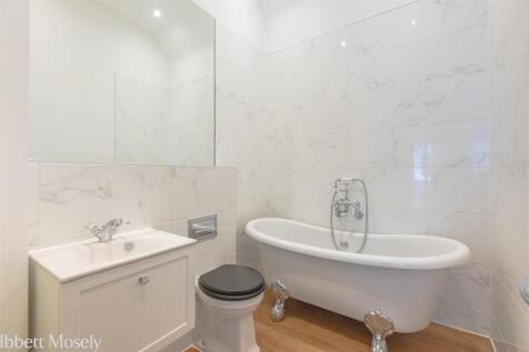 10 Bathroom.jpg