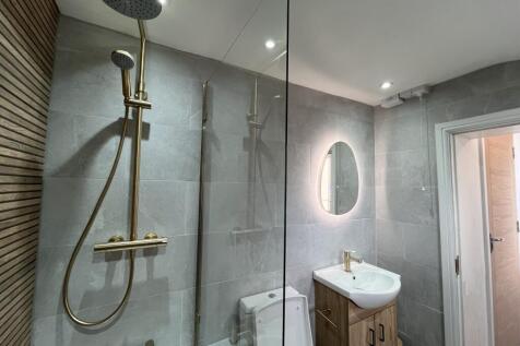 5 Victoria Terrace - Bathroom.jpg