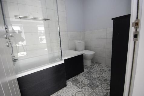 **WELL PRESENTED!** Aprt at High St West, Glossop, SK13 8AZ photo 4