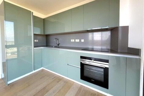 Woking, Surrey, GU22 photo 4