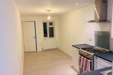 Gresham Drive, Romford, RM6 photo 4