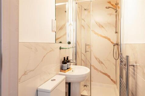 Modern bathroom with elegant marble-effect tile...