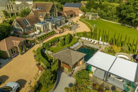 DRONE HOUSE GARDE...
