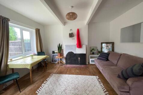 4-bed house on Shelthorpe Road, Loughborough, £2,136/mo