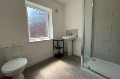 flat 3, 13 monson shower