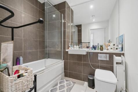 30 Maraschino Apartments bathroom.jpg