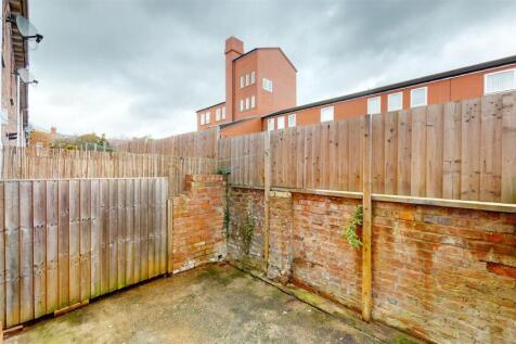 Newhall Gardens 13 Rear Courtyard.jpg