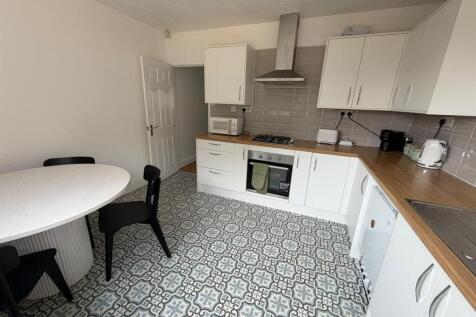 3-bed semi-detached on Tressel Drive, Sutton Manor, St. Helens, £1,195/mo