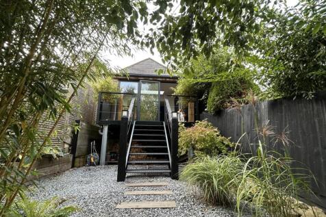 11. Rear Garden Steps.jpeg