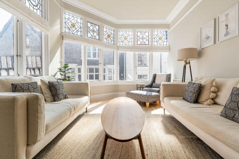 24 Sitting Room.JPG