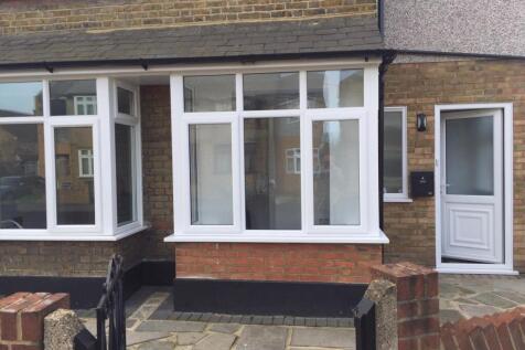 2 Bedroom Ground floor House conversion flat avai