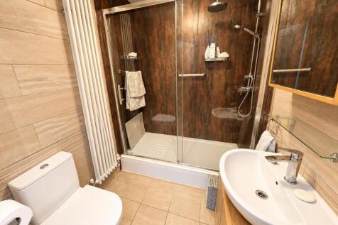 EN-SUITE SHOWER ROOM