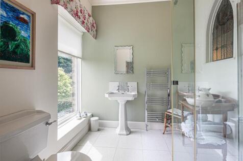 Ensuite to bed two.jpg