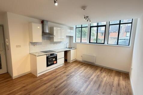 2-bed flat on Ednam Road, Dudley, £825/mo