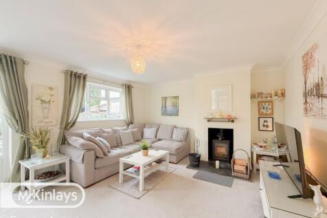 Modern 3 bedroom Detached Village Home with Garde