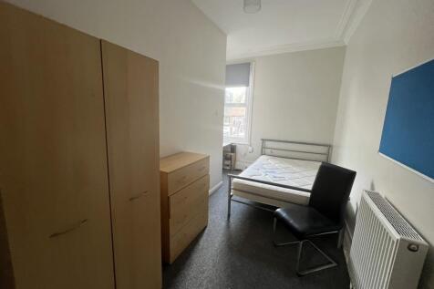 271a first floor lhs bed.jpg