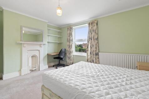 Available in SEPT  2027 -  4 Rooms in Bransford Road photo 4