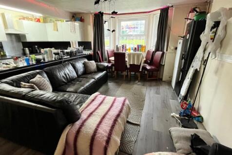 Ash Grove, Hyde Park, Leeds photo 3