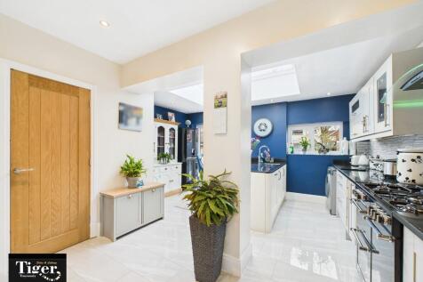 CAM02176G0-PR0553...