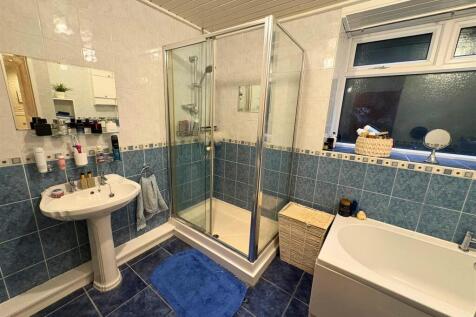 Bathroom b (edit).jpg