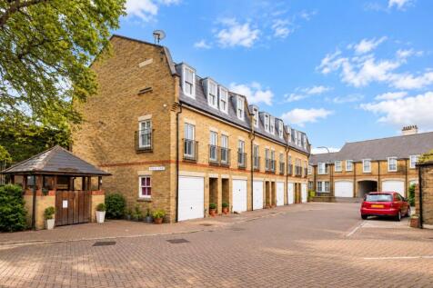 3-bed flat on Sussex Mews, £2,197/mo