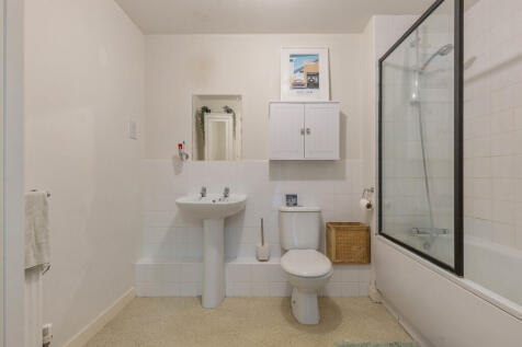 17 Oval Court, BR...