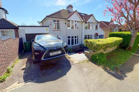 Front shot of property and driveway.jpg