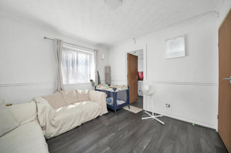 Mandeville Court, Chingford, Waltham Forest E4 photo 4