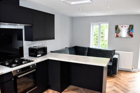 5-bed house on Wellington Road, Fallowfield, Manchester, £4,160/mo