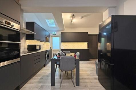 6-bed semi-detached on Lenton Boulevard, Lenton NG7, £3,900/mo