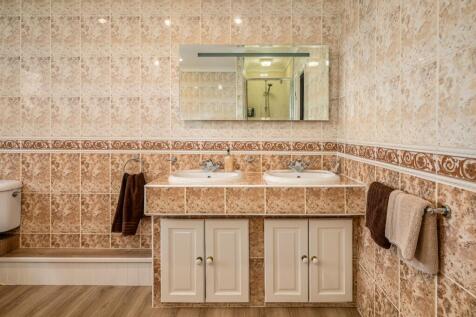 Main family bathroom