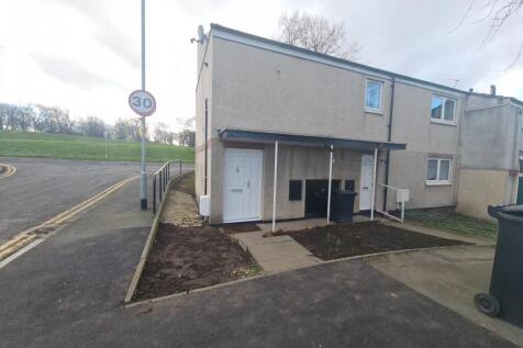 End-terrace house with a neat front yard and sp...