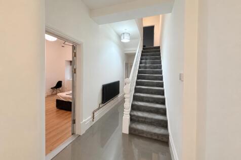 Room 3, 104 Bryn Road, Brynmill, Swansea photo 3