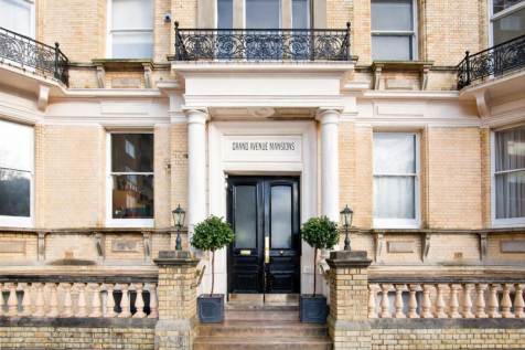 Grand Avenue Mansions entrance details.png