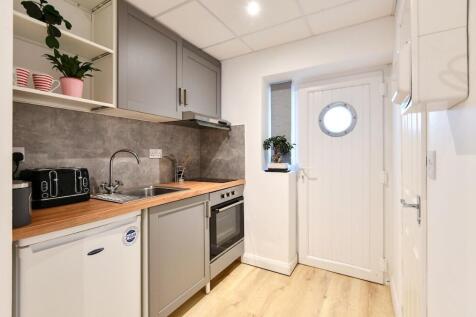 Newly Refurbished Student Studios, available for summer lets photo 4