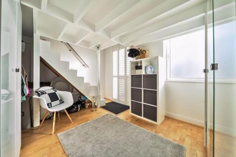 2-bed flat on Oyster Wharf, Battersea, London, SW11, £3,500/mo