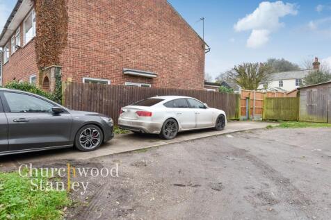 Parking (OFF BARNFIELD)