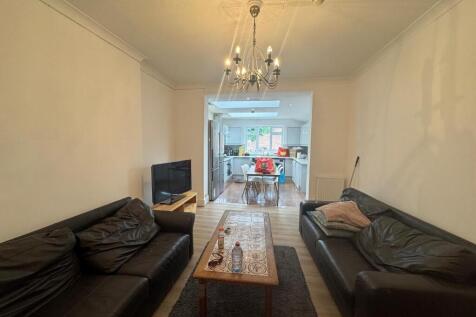 Harlaxton Drive, Nottingham, Nottinghamshire, NG7 photo 2