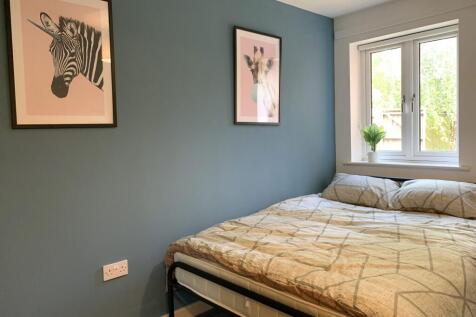 Charming 2 Bedroom Apartment // August 2027 photo 2