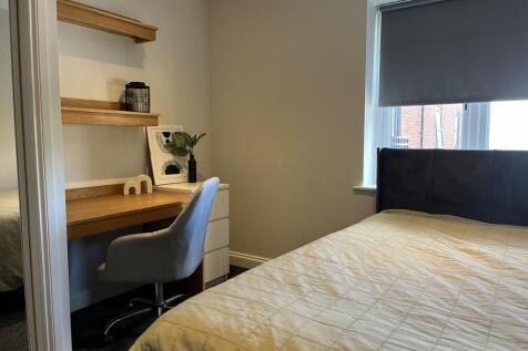 Lord Tennyson // 4 Bed & 4 Bath // Ensuites // June 2027 photo 4